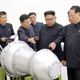 Kim Jong Un inspecciona la carga de una bomba de hidrógeno en un nuevo misil balístico intercontinental